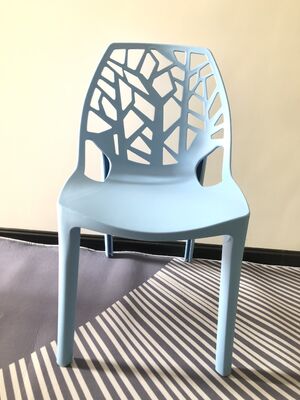 Καλή τιμή Στοιβάζομενη μοντέρνα πλαστική καρέκλα με διαστάσεις καθίσματος 45 Υ 42 Π 40 Β εκ. Ιδανική για χώρους εκδηλώσεων, αίθουσες δεξιώσεων και χώρους αναμονής σε απευθείας σύνδεση